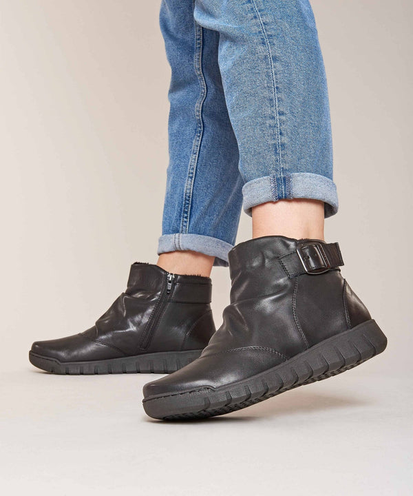 VAGAR BLACK