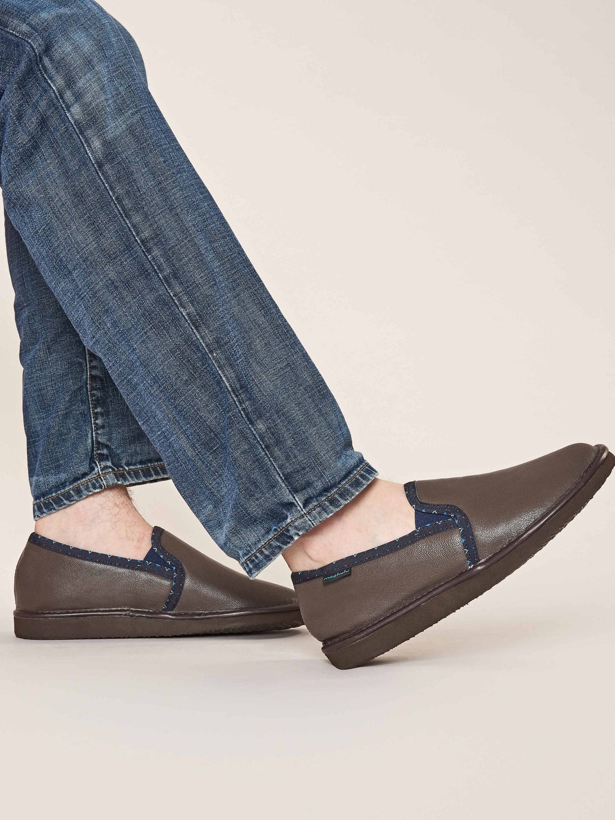 Brown men's classic leather slippers - NEPAL 4 BROWN