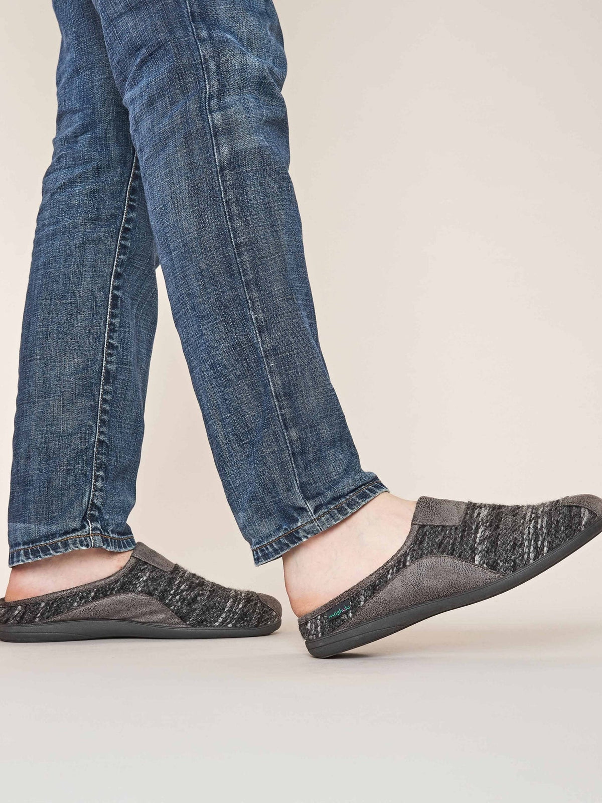 Grey men's slip-on woolen slippers - PINE CHARCOAL