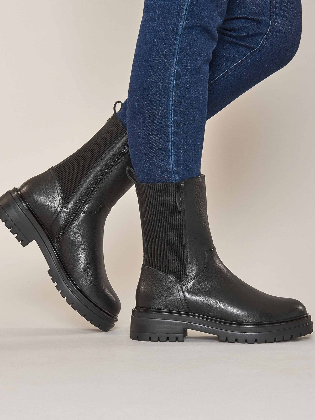 Black chunky leather Chelsea boots - RUSSULA BLACK