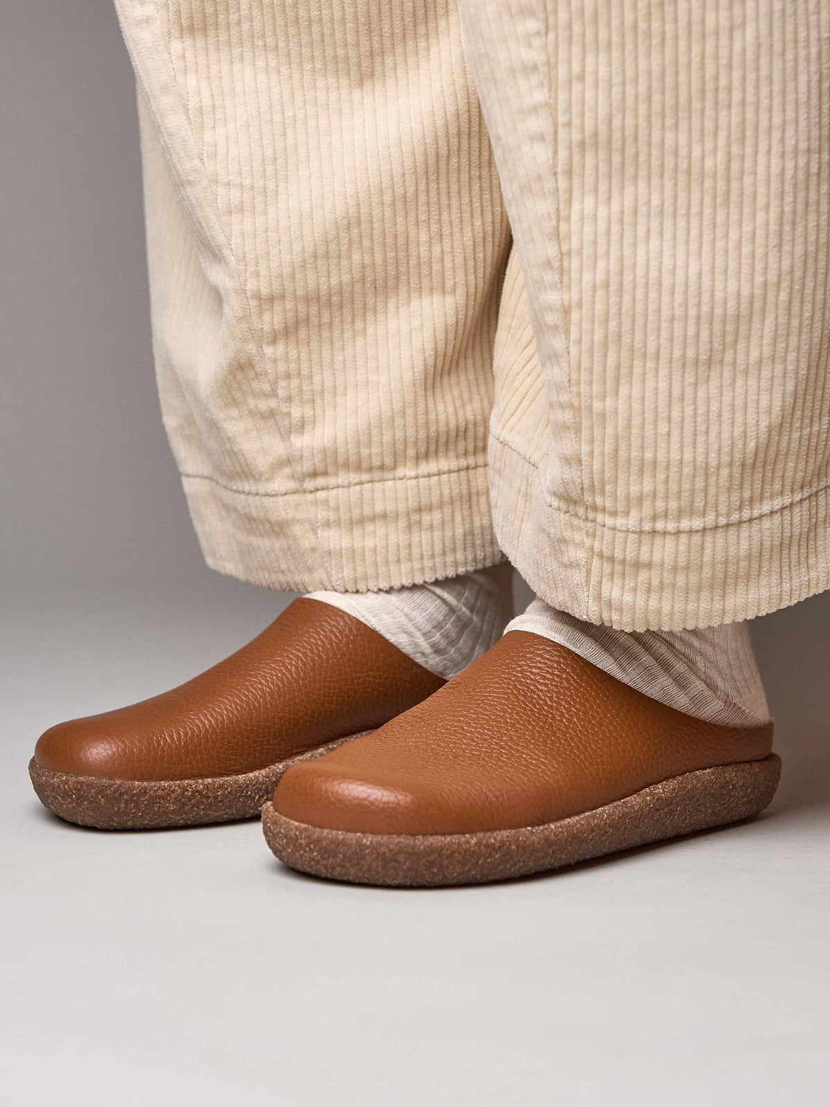 Brown extra cushioned leather clogs - PEVENSEY TAN